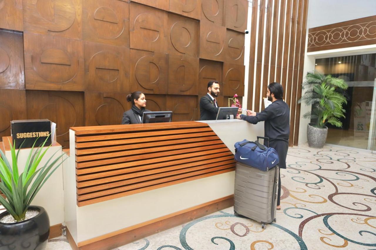 Circle Club Faisalabad Otel Dış mekan fotoğraf