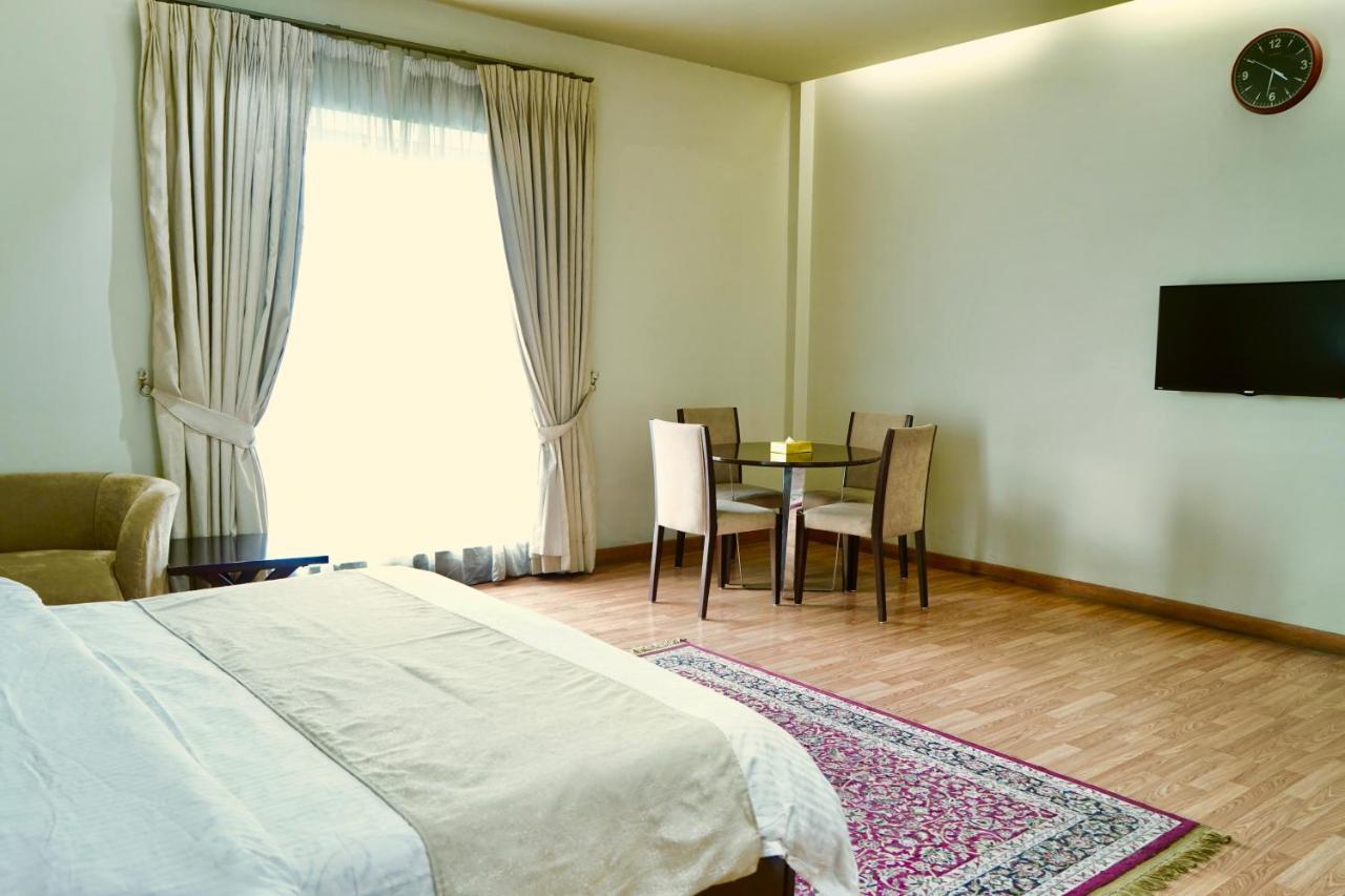 Circle Club Faisalabad Otel Dış mekan fotoğraf