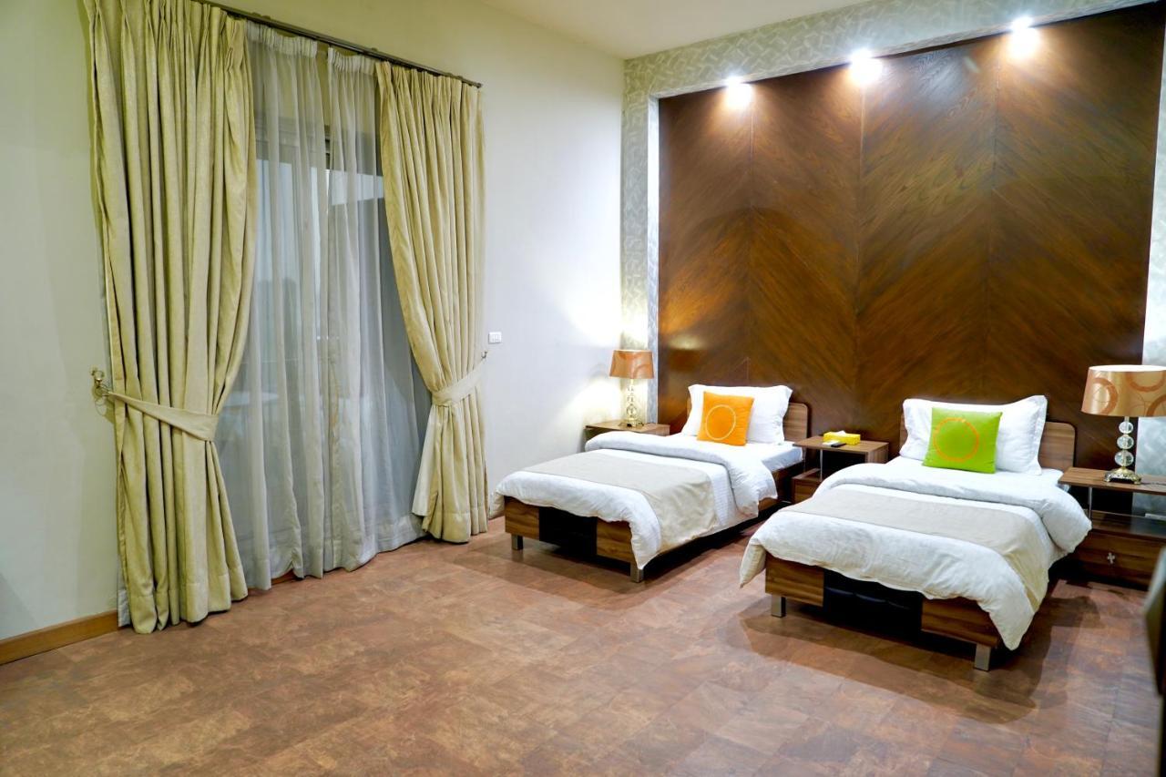 Circle Club Faisalabad Otel Dış mekan fotoğraf