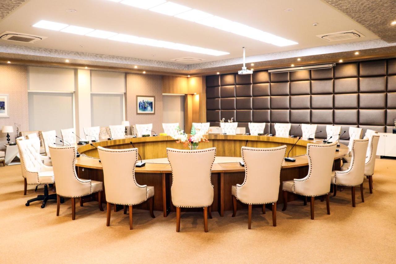 Circle Club Faisalabad Otel Dış mekan fotoğraf