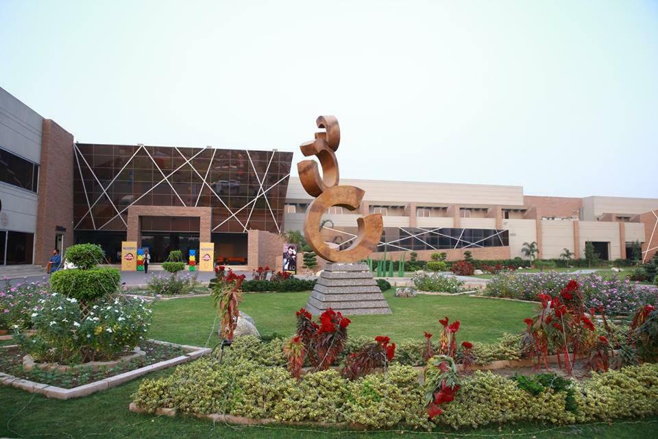 Circle Club Faisalabad Otel Dış mekan fotoğraf