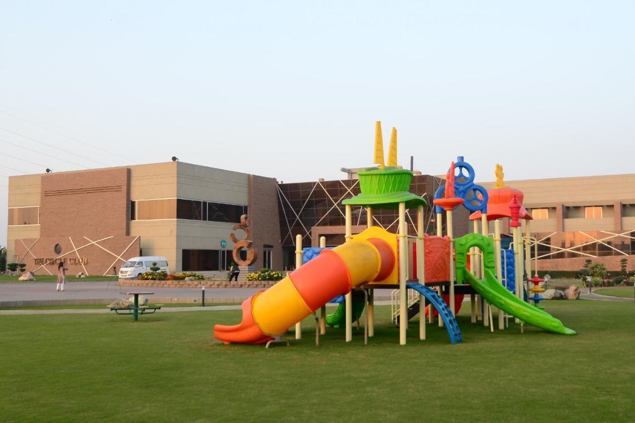 Circle Club Faisalabad Otel Dış mekan fotoğraf